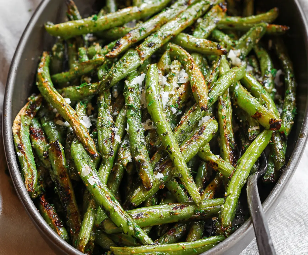 Delicious roasted green beans with a crispy, seasoned finish, perfect as a healthy side dish.